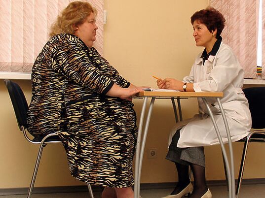 En una consulta con un flebólogo, un paciente con venas varicosas causadas por la obesidad. 