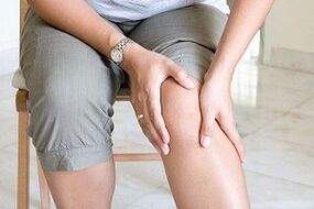 Signos y síntomas de venas varicosas en las piernas.